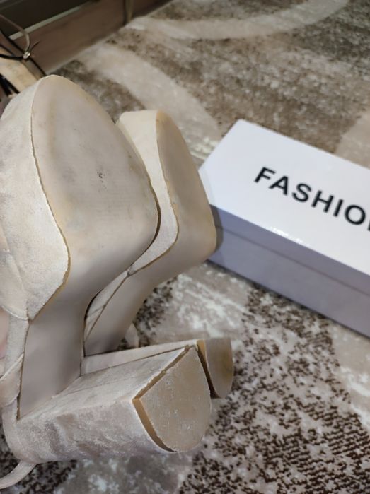 Женские босоножки