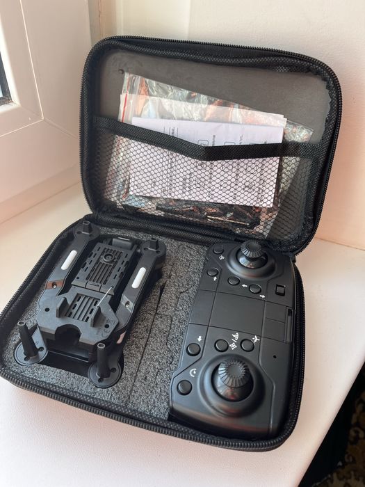 Дрон з пультом керування