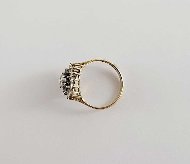 Złoty pierścionek w typie Cartier z szafirami 0,60 ct oraz cyrkoniami