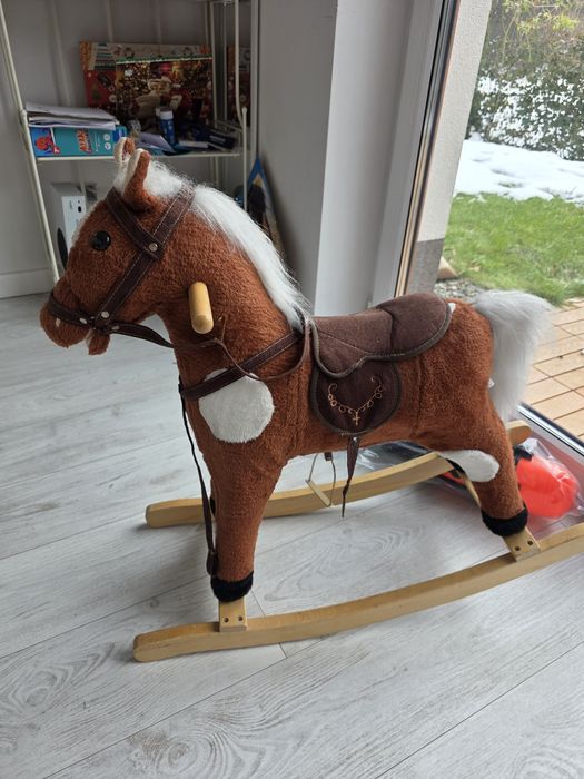 Koń na biegunach zabawka dla dziecka
