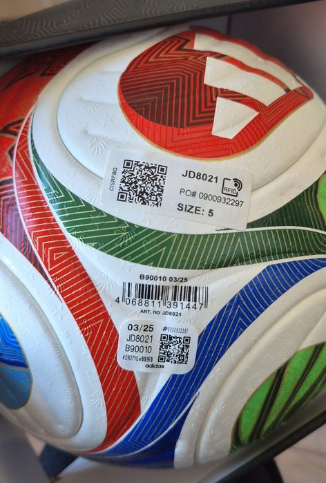 Piłka meczowa Adidas Trionda Pro z podpisem Roberta Lewandowskiego