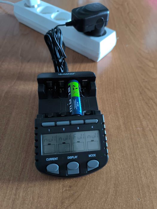 La Crosse Technology RS700 ładowarka do baterii z ekranem LCD