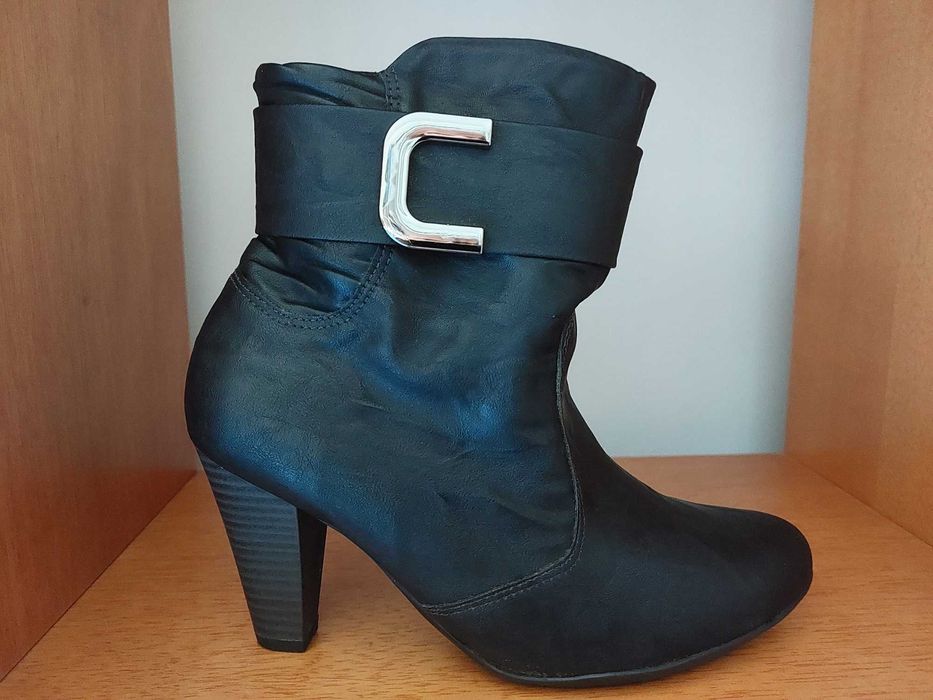 Botas Pretas de Cano Curto Piccadilly