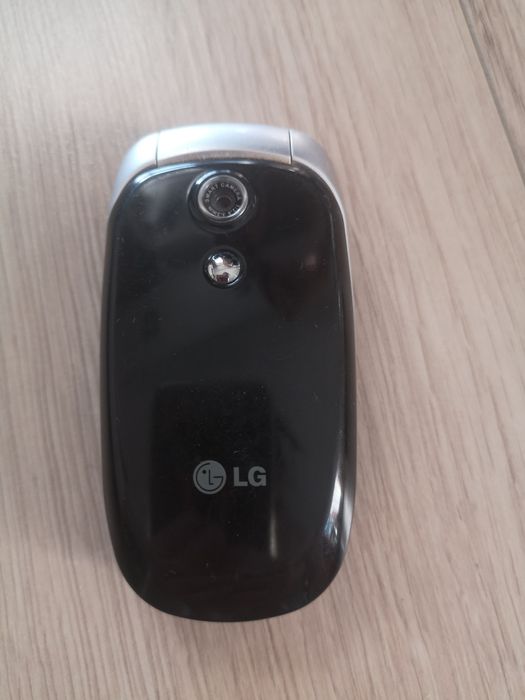 Telefon LG KG220 z klapką, klawisze