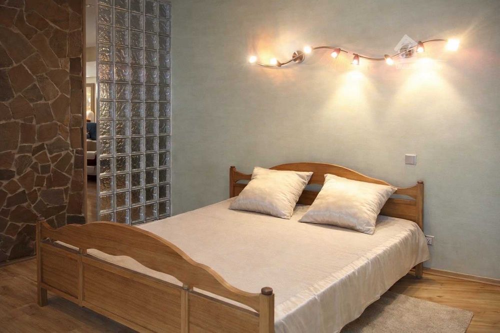 Дом 450 кв. До 35 человек. Сауна, беседка, теннис, генератор, бассейн.