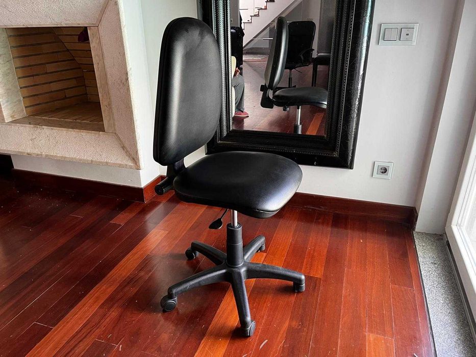 Cadeira de escritorio preta, giratoria, sem bracos (temos 5 unidades)