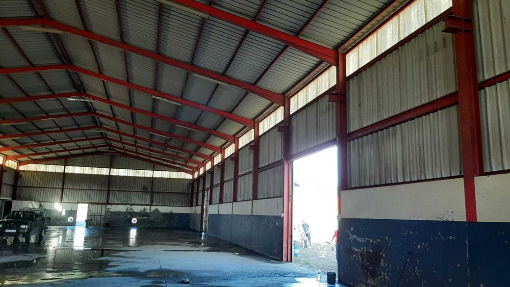 Armazem em Alcanede com 1300 m2 + 200 m2 de logradouro  e 7m de pé direito para alugar !