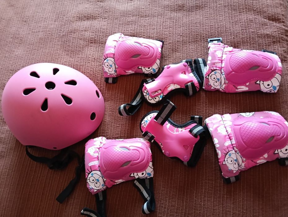 Capacete, cotoveleiras, joelheiras, proteção de pulsos