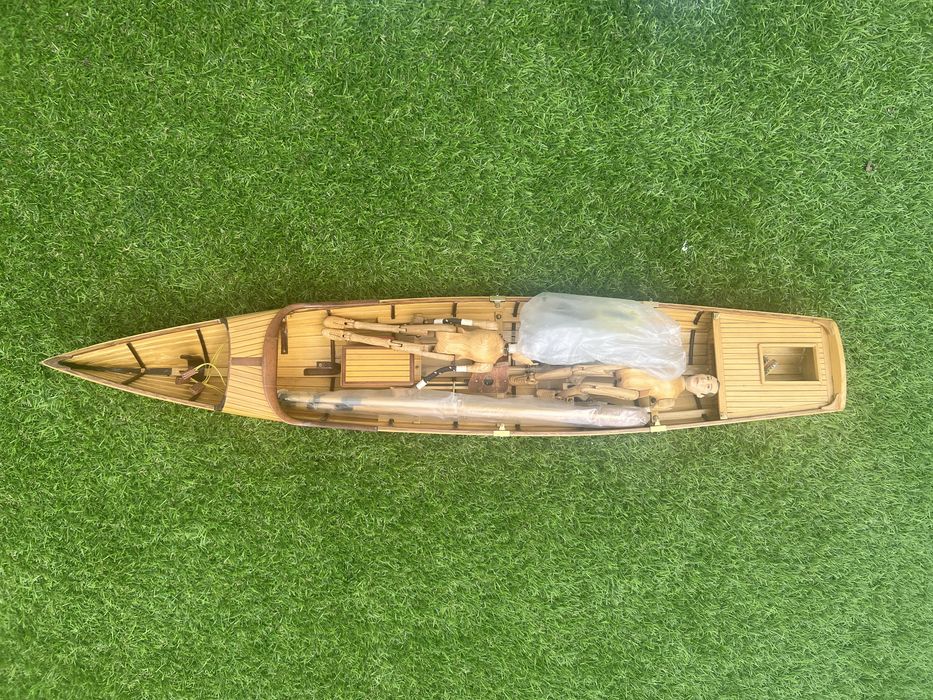 Barco de remo miniatura