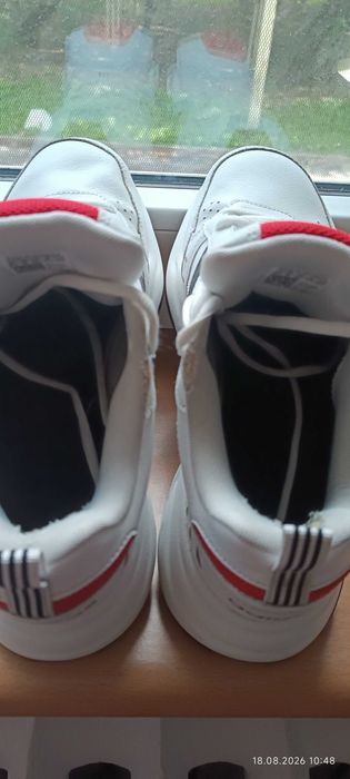 Buty i ubrania dla nastolatka lub dla mężczyzny