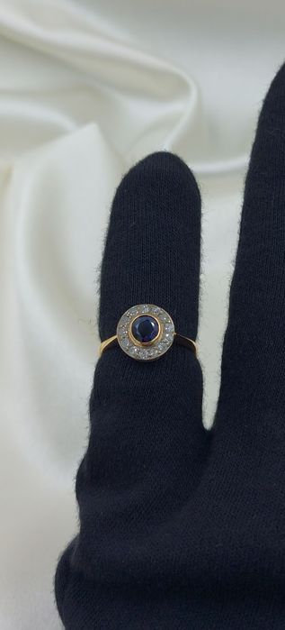 Złoty pierścionek ' Vintage ' z szafirem i diamentami.