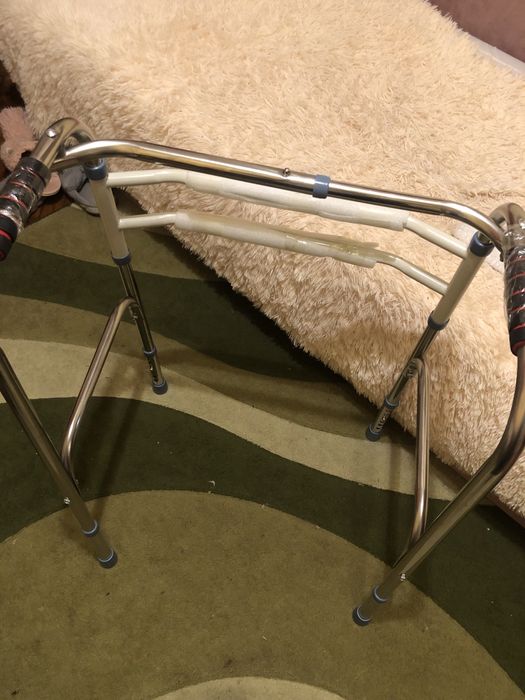 Ходунки для інвалідів чи для післяопераційого  відновлення