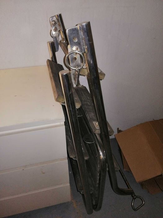 Escada para barco ou piscina em madeira e inox, com degraus inclinados