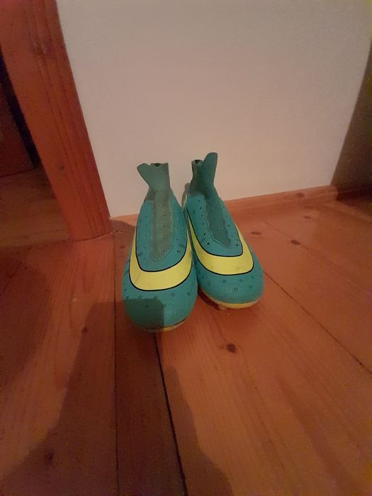 Футбольне взуття.