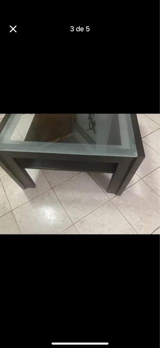 Mesa de centro com tampo em vidro