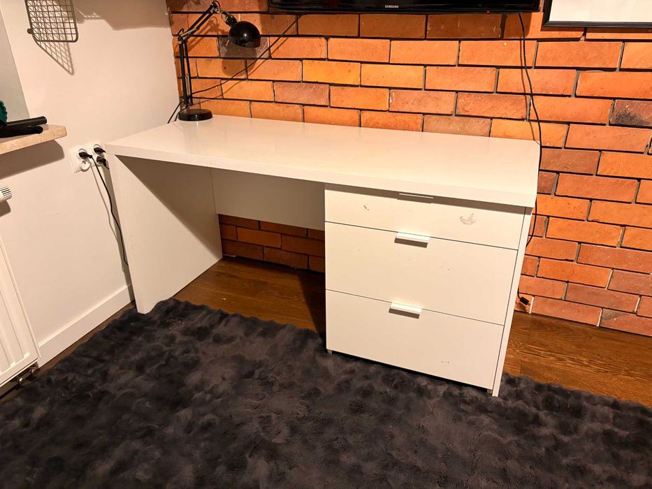Białe biurko z szufladami – solidne, pojemne