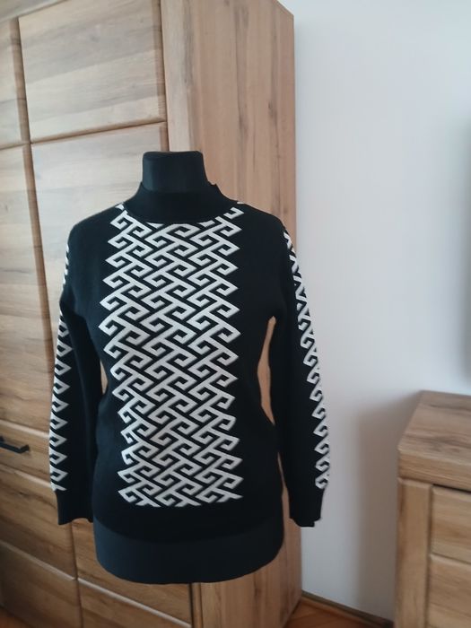 Sweter damski  czarny z białym  geometrycznym  wzorem  M