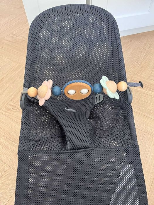 Leżaczek BabyBjörn Bliss – szary + zabawka Googly Eyes Pastels