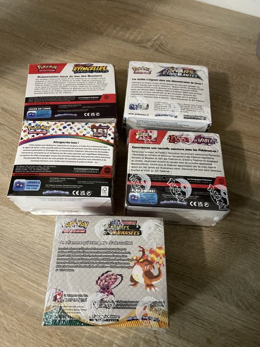 Bendo cartas de colecâo Pokémon