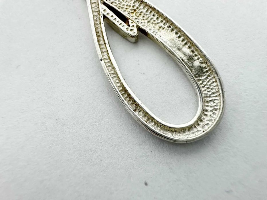 Ciekawa drobna damska zawieszka do łańcuszka ze srebra