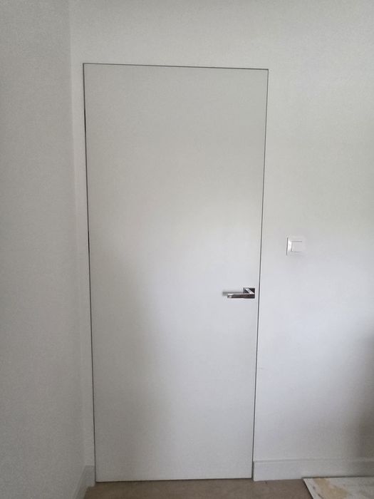 Białe drzwi wewnętrzne
