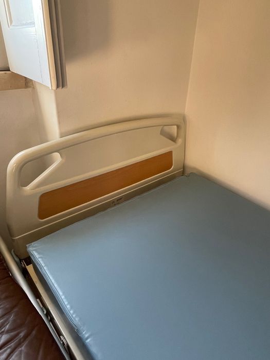 Cama articulada manual, com colchão