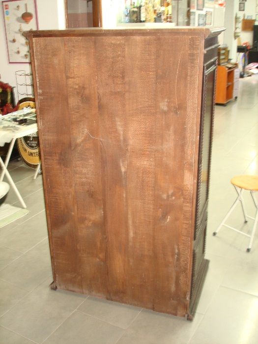 Vitrine em Pau Santo