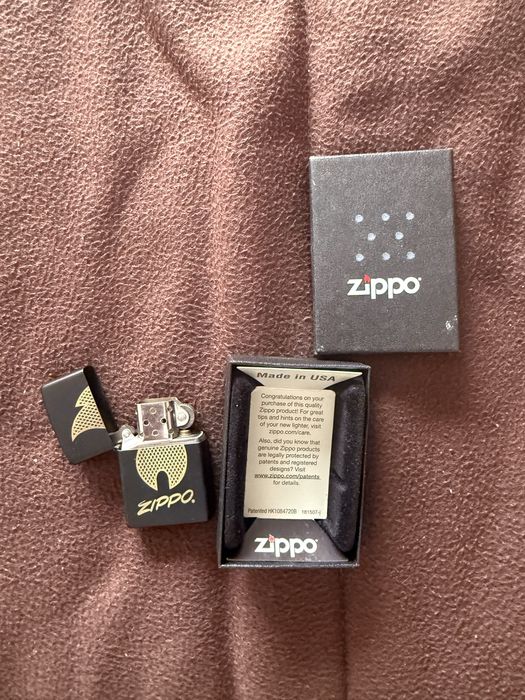Zippo Original Preto e Ouro — Artigo de Coleção Novo