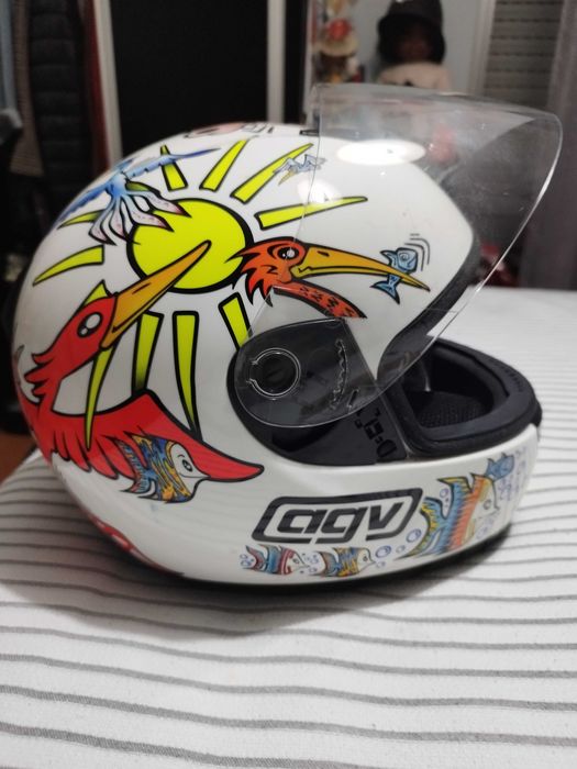 Casaco motard mulher em pele alpinestars, botas e capacete.