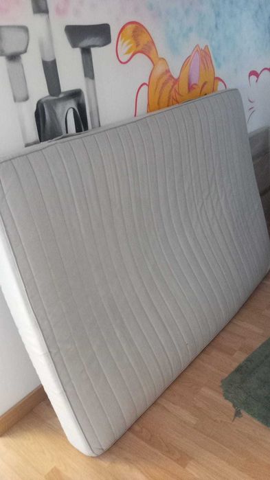 Cama de casal muito resistente e com colchao