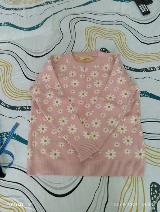 Женский свитер, цвет пудра, принт ромашки.