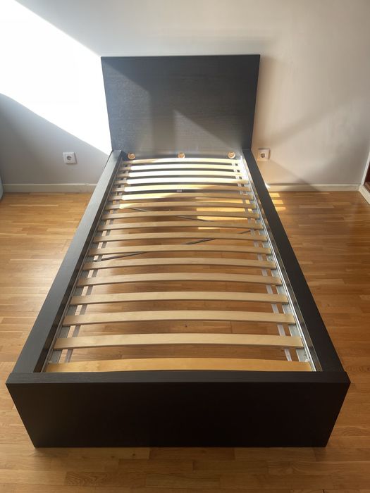 Vendo cama de solteiro com estrado e colchão