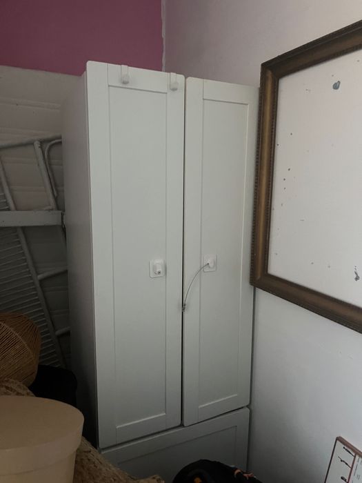 Armário pequeno por crianças em branco de IKEA