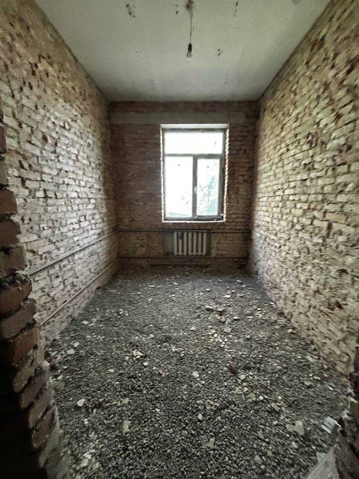 комерційне приміщення вільного призначення площею 563 кв.м.