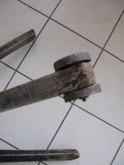 stary statyw z zakładu fotograficznego drewniany