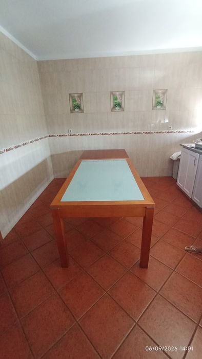 Mesa de vidro e madeira