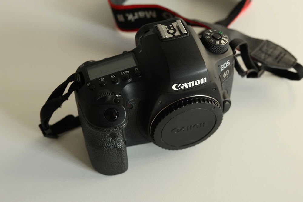 Продам Canon EOS 6D Mark II, fullframe, новий затвор, 3 акамулятора