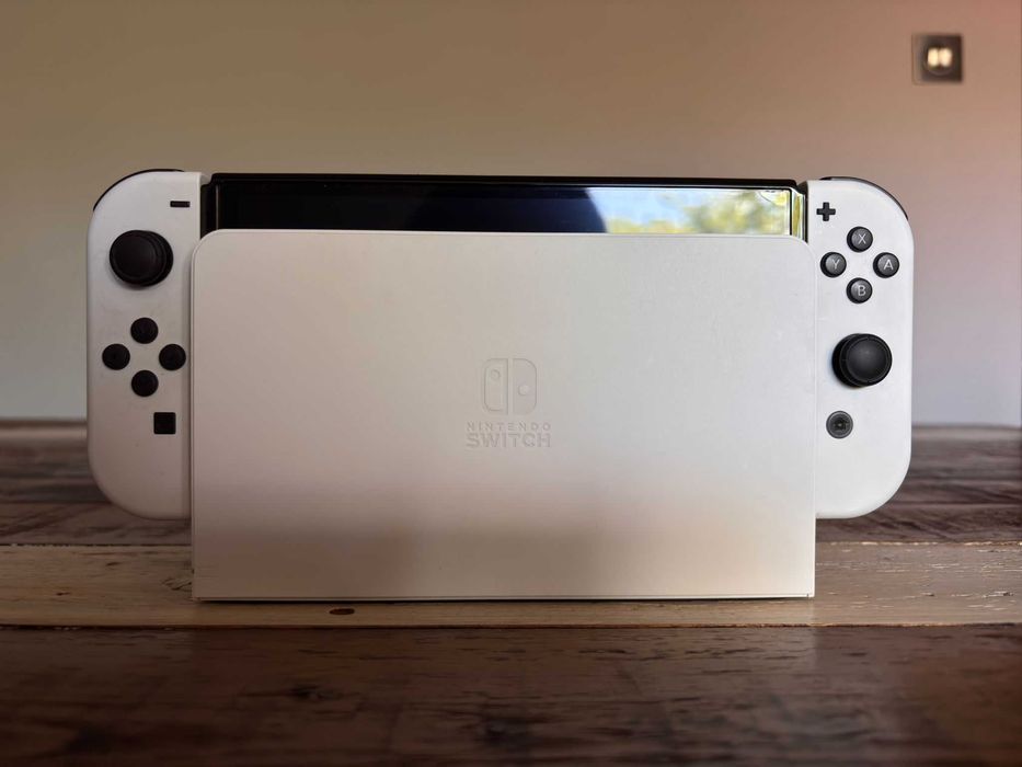 Nintendo Switch OLED + 4 gry + etui + karta 128GB | Bardzo dobry stan