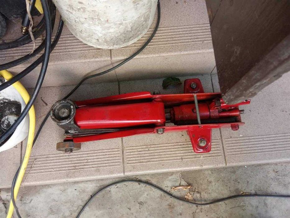 Домкрат  підкатний 2т