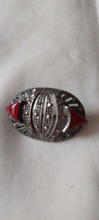 Pregadeiras, bijuteria e prata