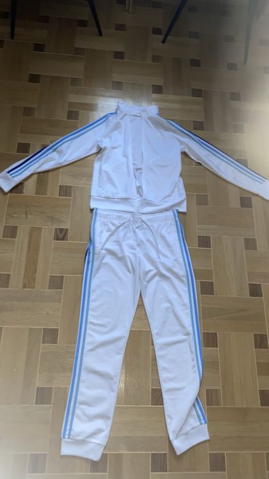 Продам Оригінальний костюм адідас куплений в Америці.