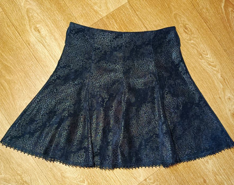 Вельветова спідниця H&M. L,M- розмір.
Нова.
Заміри : Довжина - 69 см.