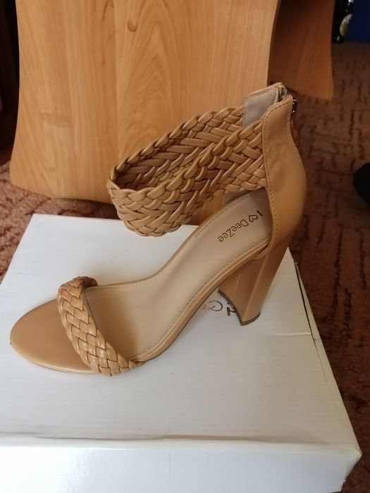 Brązowe sandałki na grubym obcasie DeeZee 38