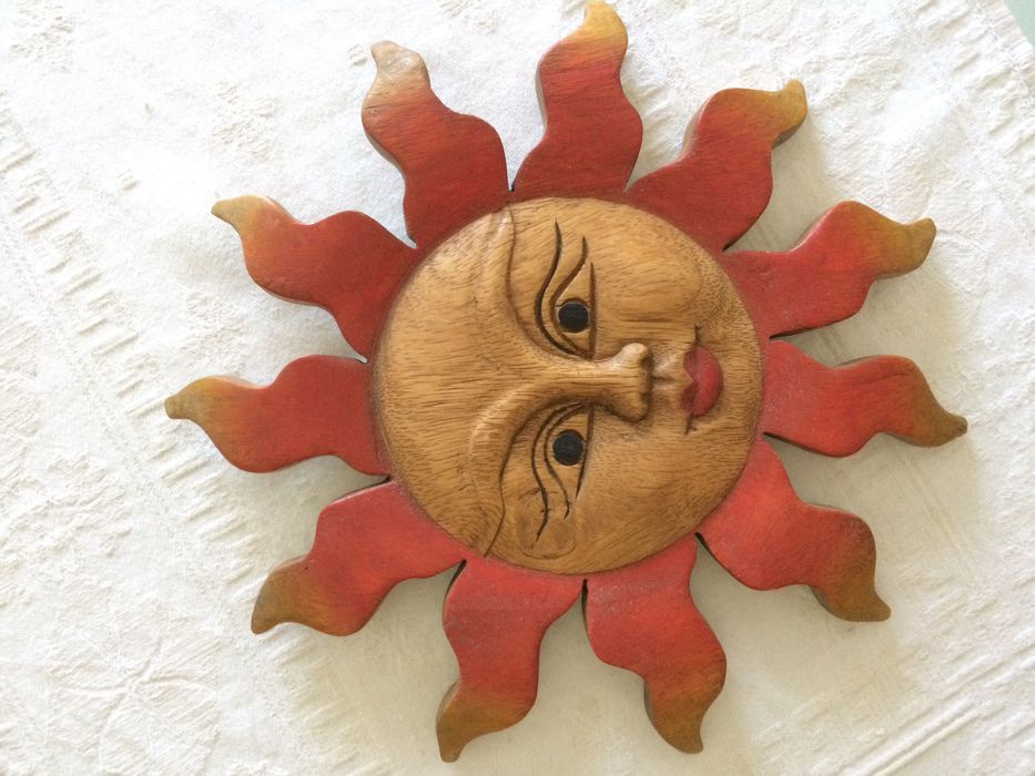 Sol e lua em madeira pintada