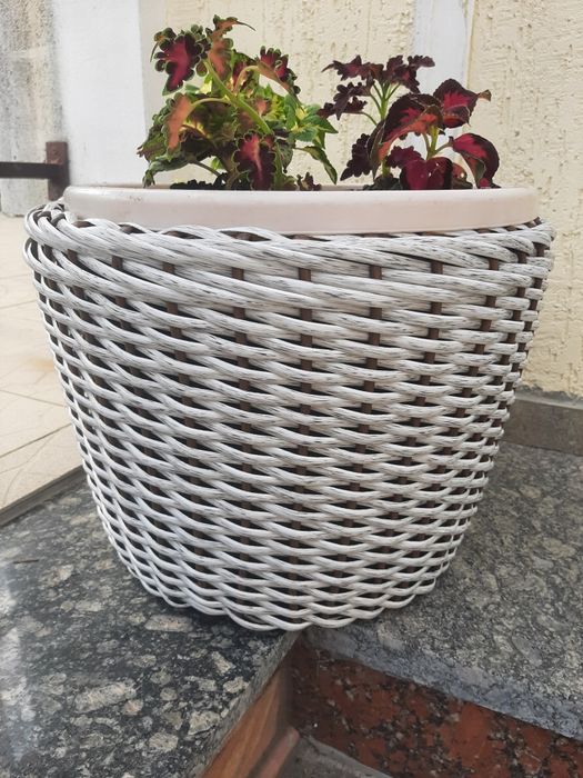 Кашпо из ротанга.