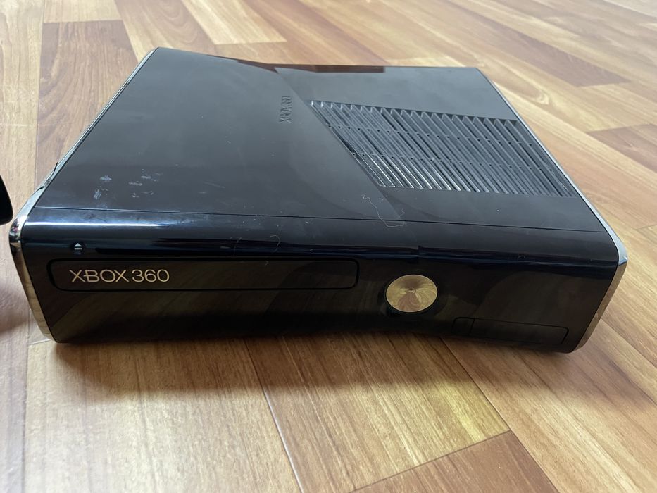 Xbox 360 com comandos e jogos