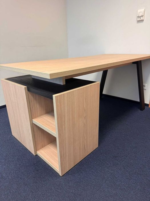 Nowoczesne biurko z szafką i otwartą półką