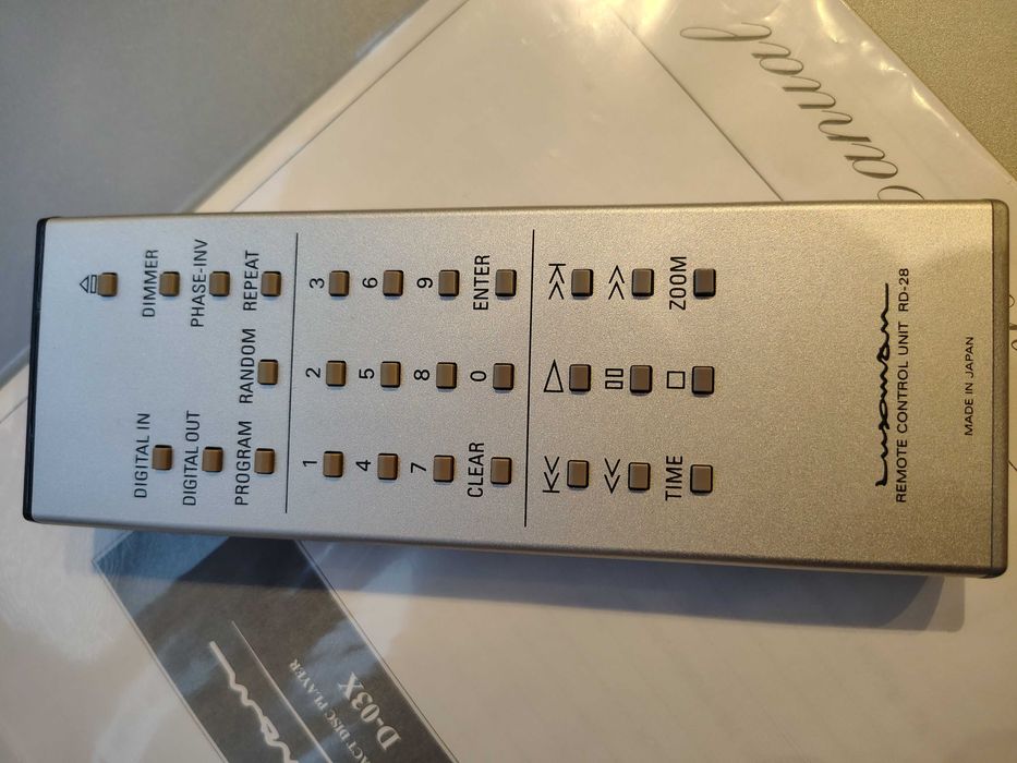 Odtwarzacz CD: Luxman D-03X