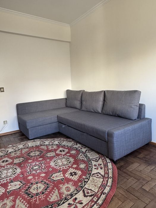 Vendo sofá-cama com baú em ótimo estado de conservação.