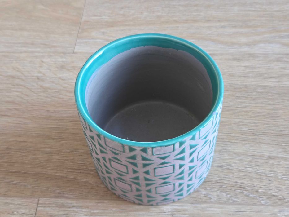 doniczka osłonka ceramiczna zielono-szara geometryczne wzory